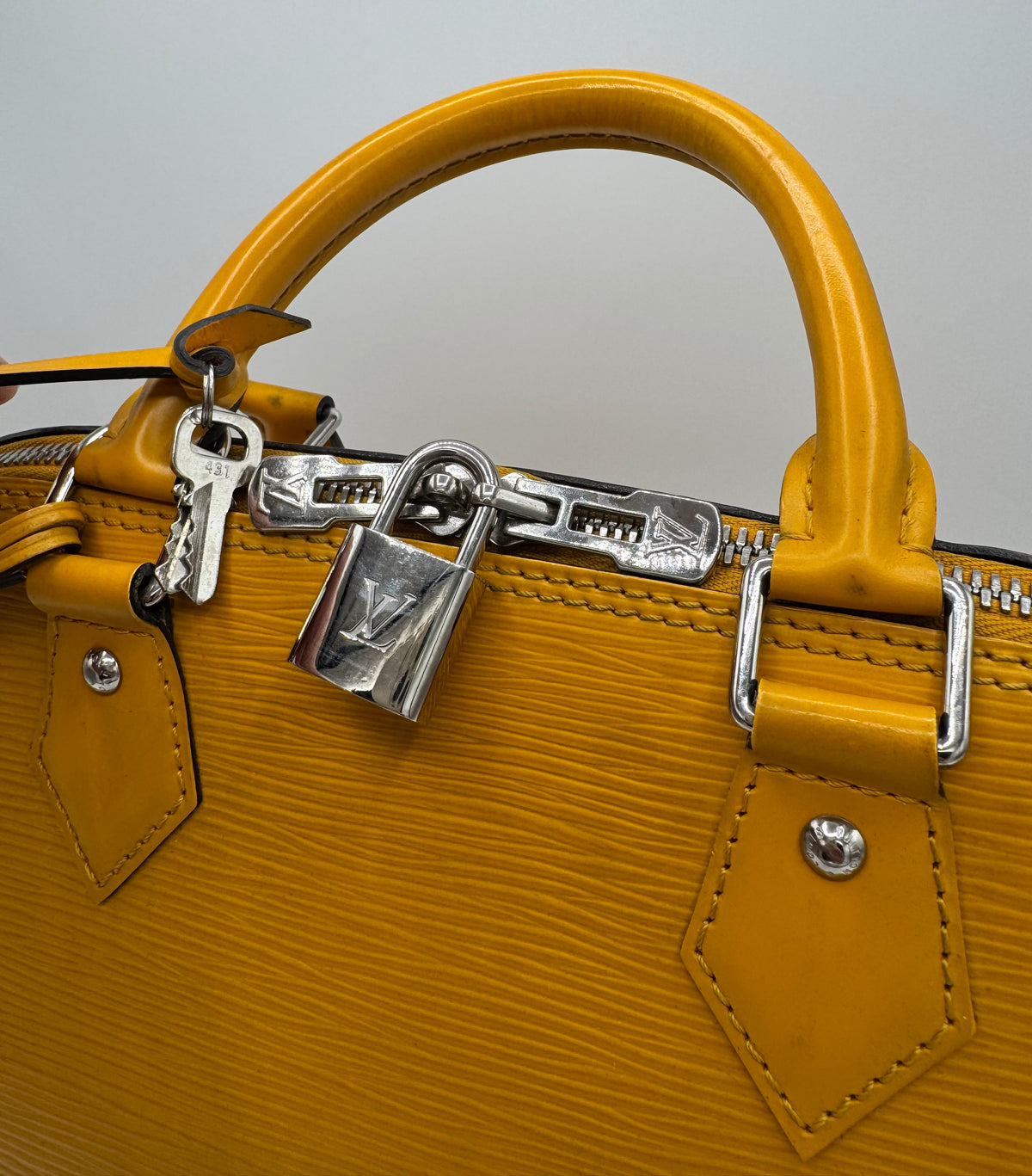 Gele Louis Vuitton Alma in epi-leer met zilverkleurig slotje